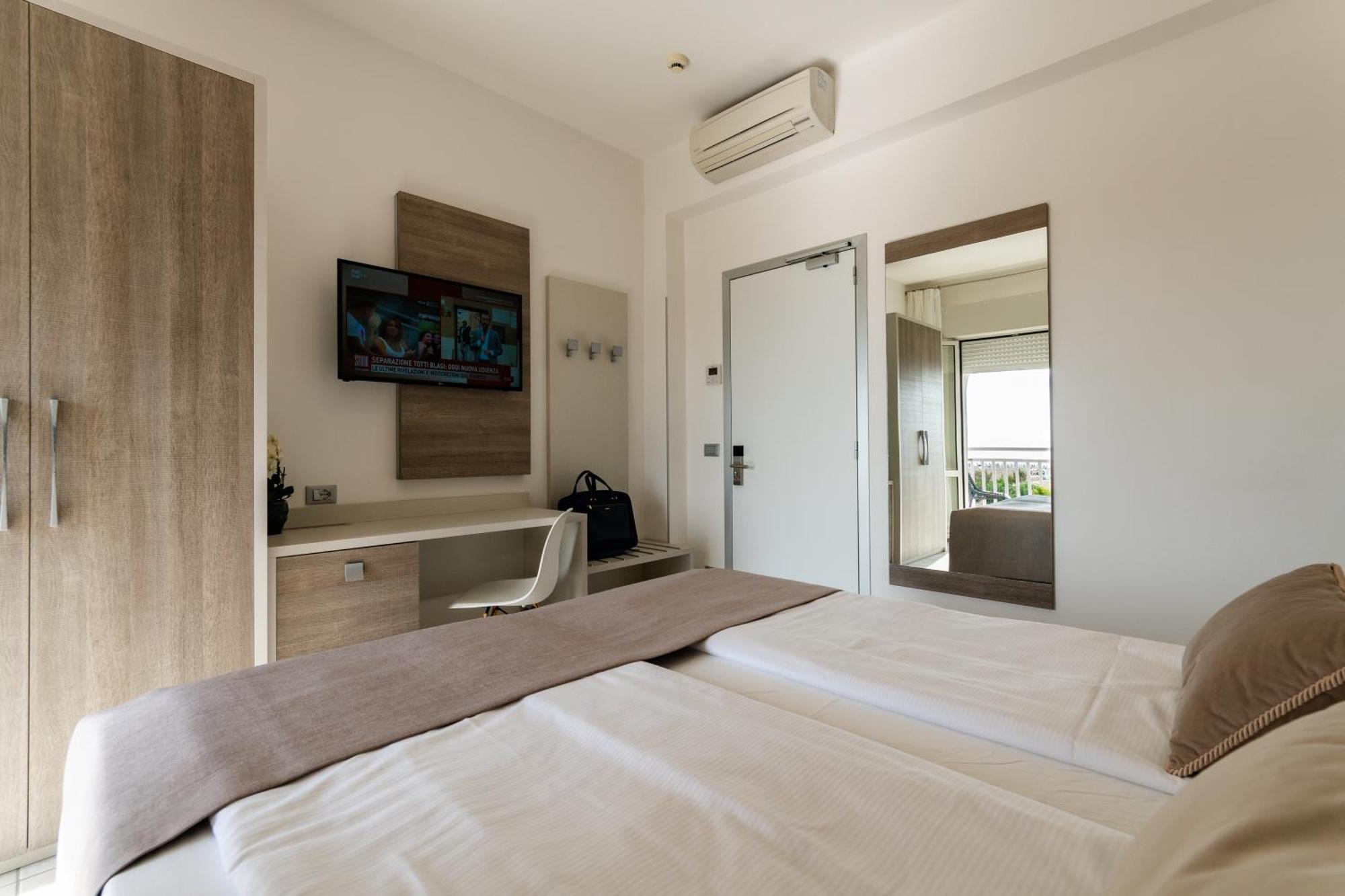 Hotel Lux Caorle Bagian luar foto