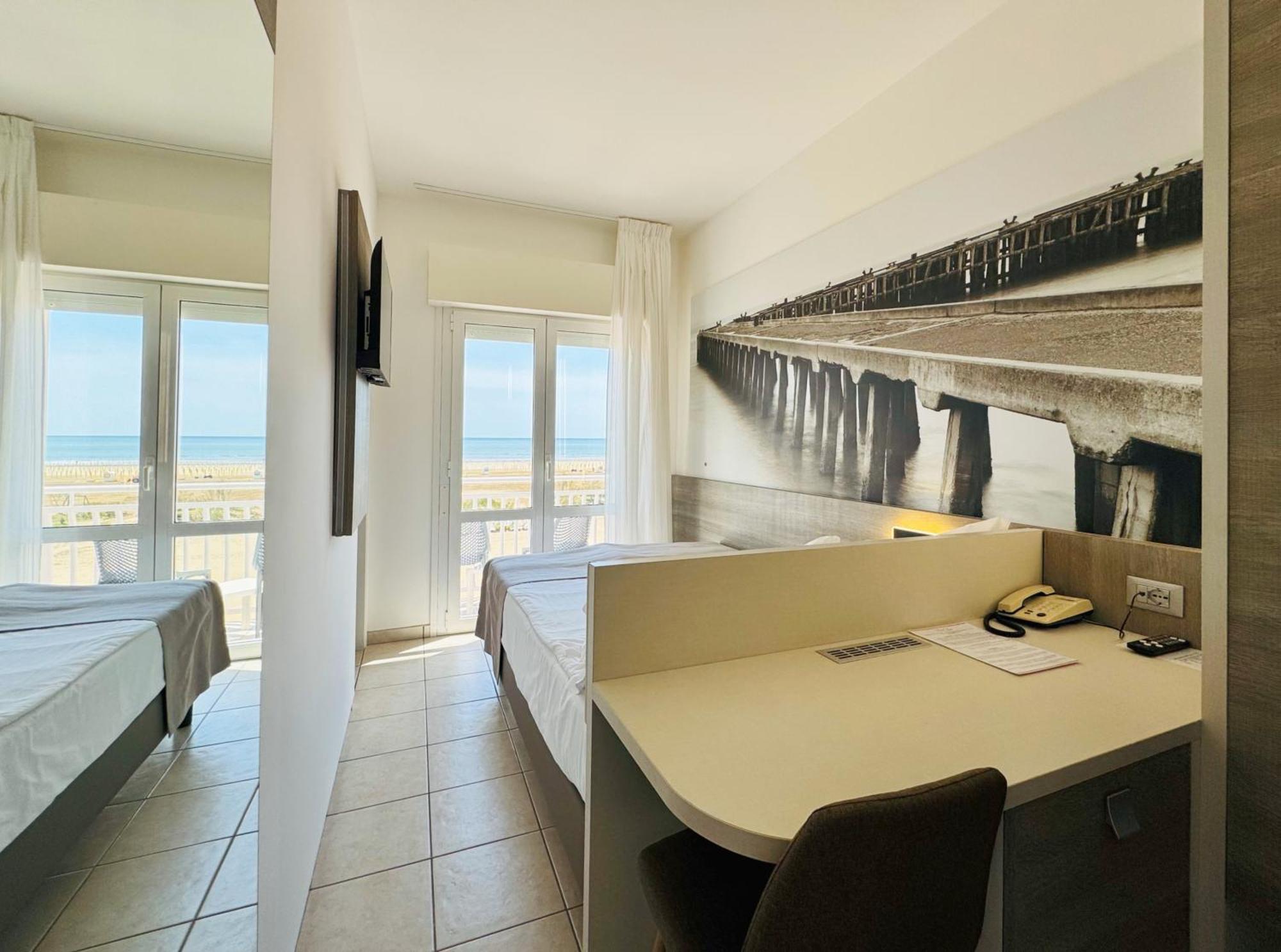 Hotel Lux Caorle Bagian luar foto