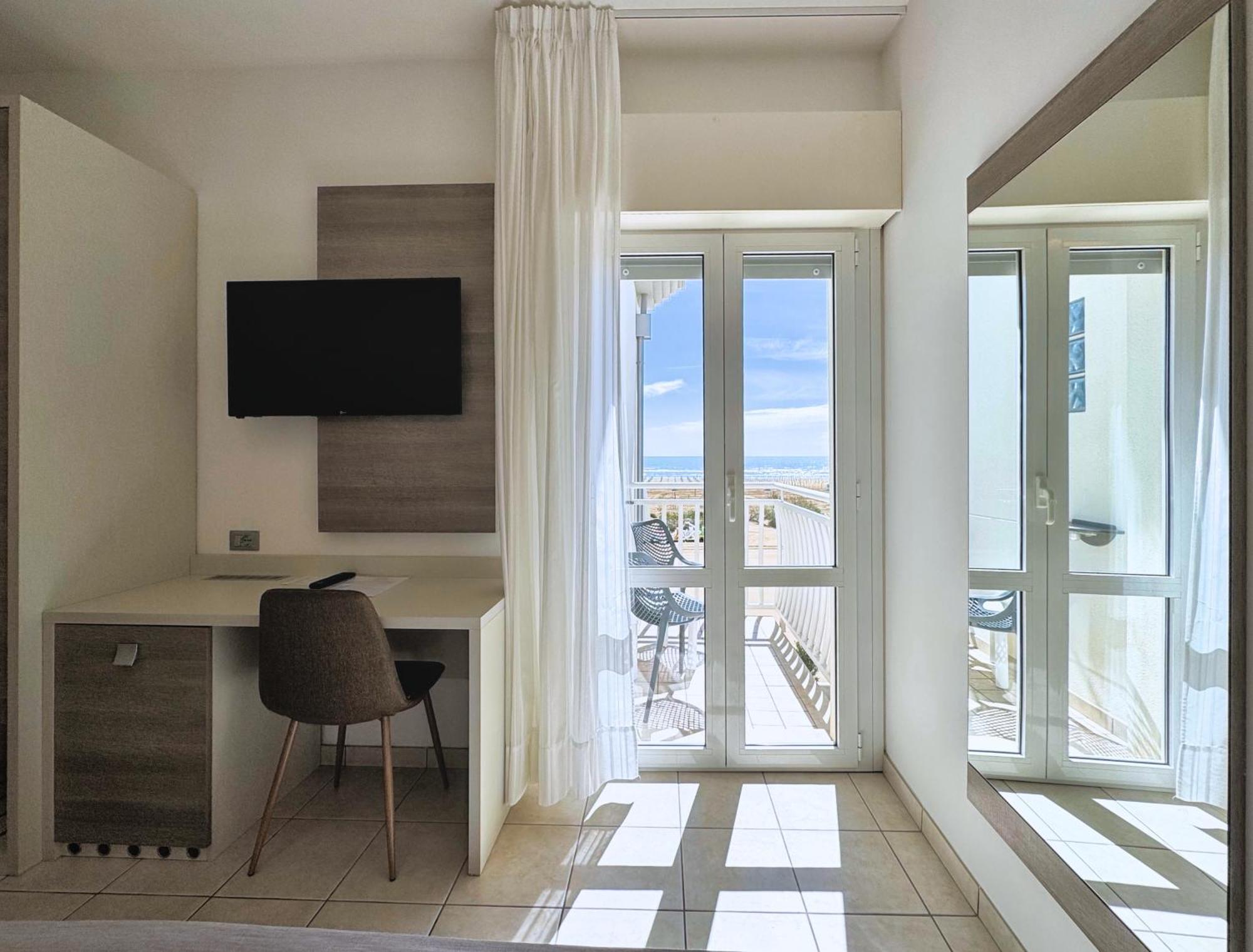 Hotel Lux Caorle Bagian luar foto